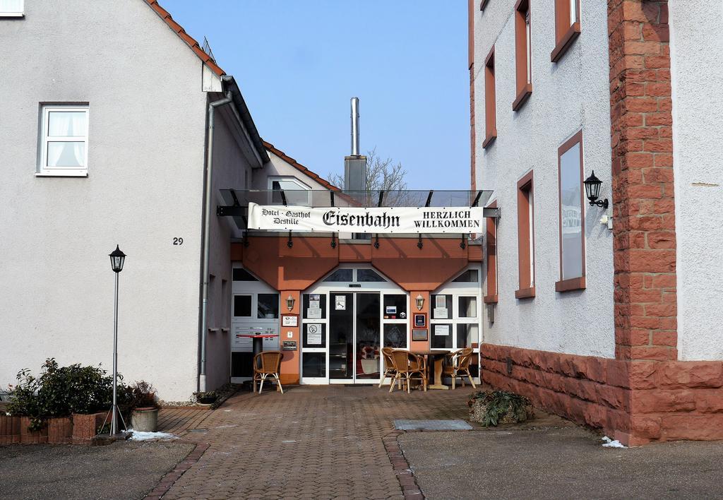 Hotel-Gasthof-Destille-Eisenbahn Mosbach  Ngoại thất bức ảnh